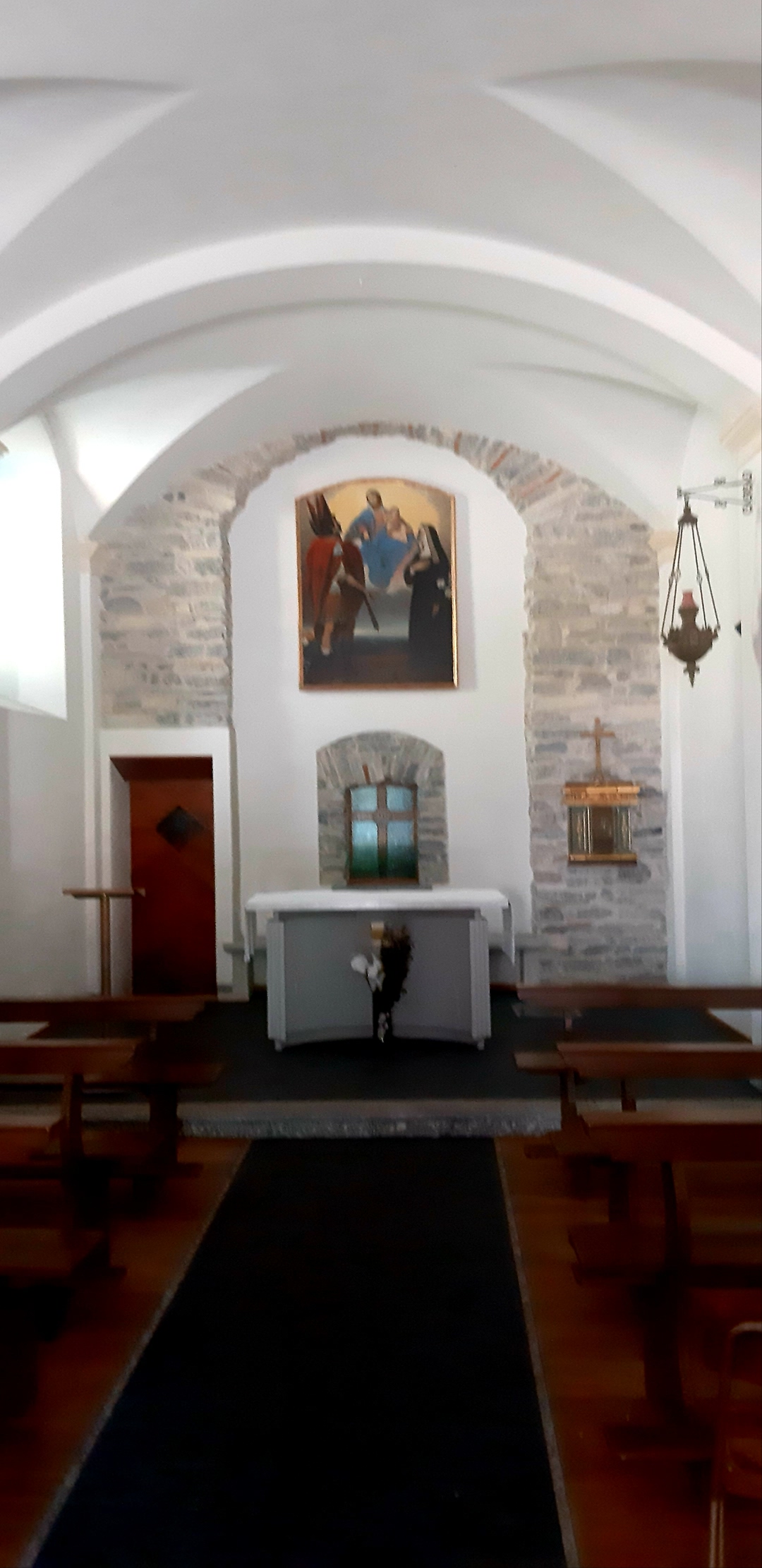 02A_Interno Chiesetta antistante alla scalinata del Faro Voltiano